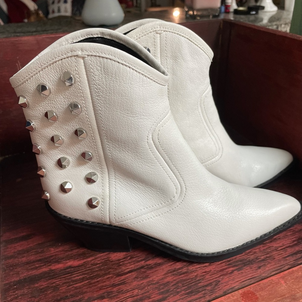 MARC FISHER WHITE STUDED COWBOY BOOTIES NWOT(P1)
